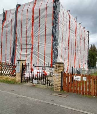 Abgedecktes Bauteil mit Schutzplanen bei Bautenschutzarbeiten