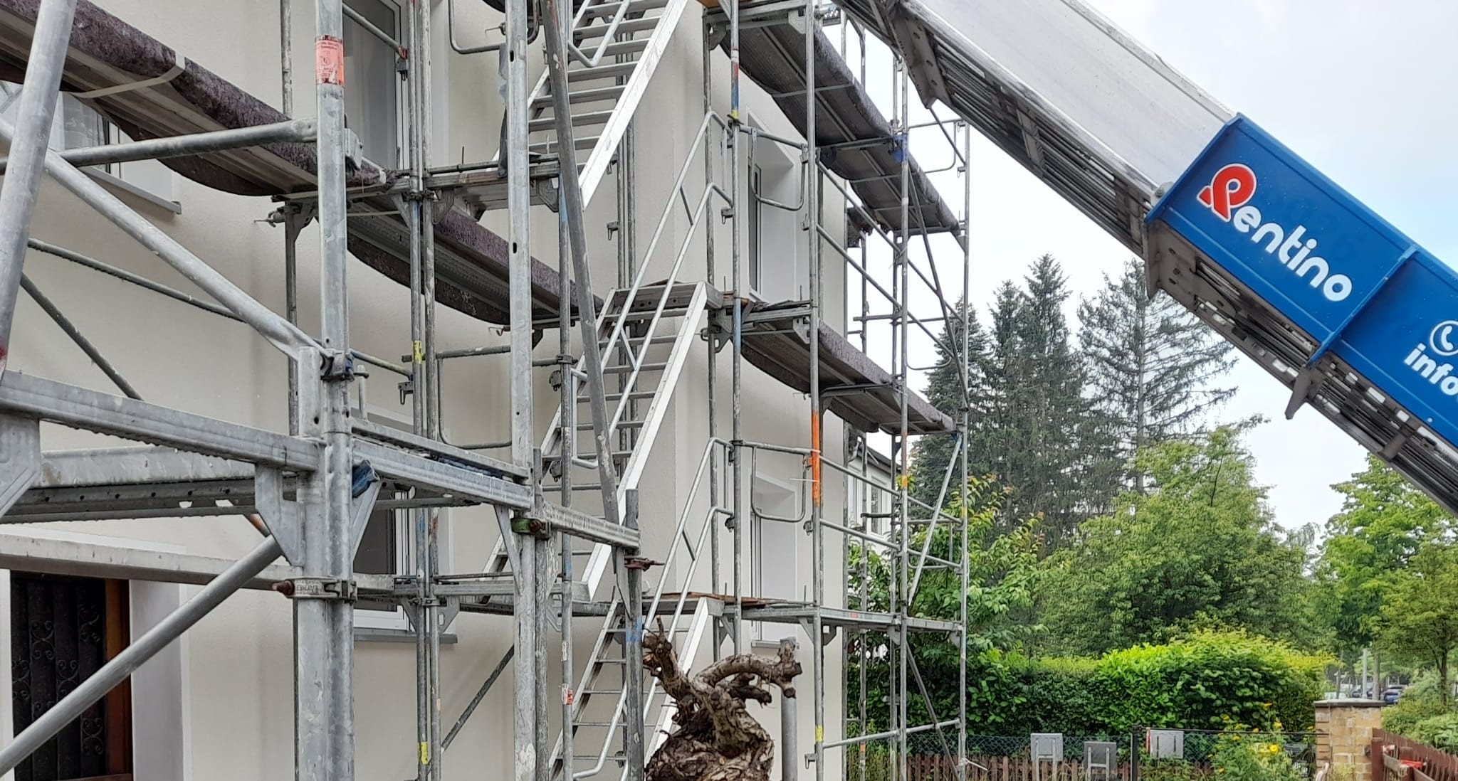 Gerüstbau der Rentino GmbH an einem Berliner Gebäude