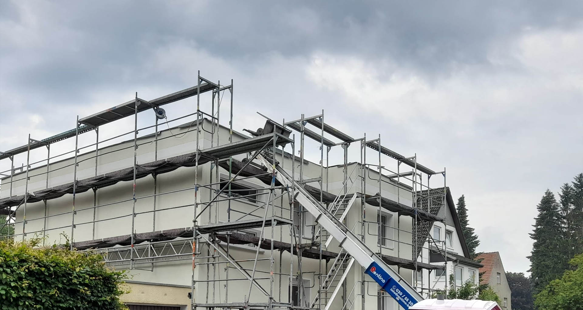 Team der Rentino GmbH mit Hebetechnik auf einer Berliner Baustelle