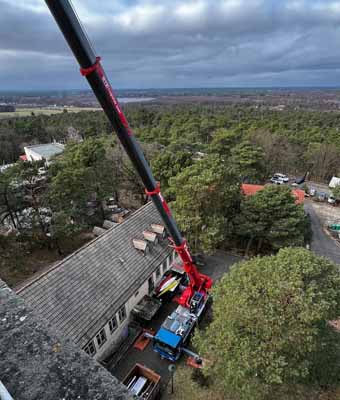 Mobiler Kran hebt eine Last auf einer Berliner Baustelle