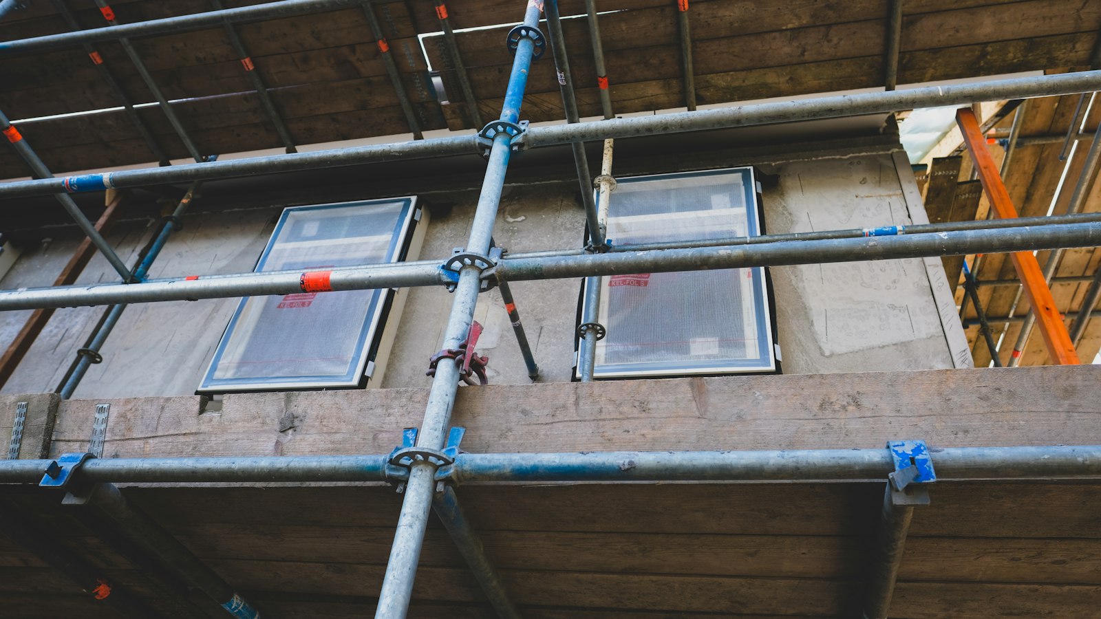 Altbaufassade mit eingerüsteter Baustelle vor der Sanierung